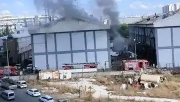 Başakşehir Sanayi Sitesinde Korkutan Yangın: Ekipler Zamanla Yarıştı